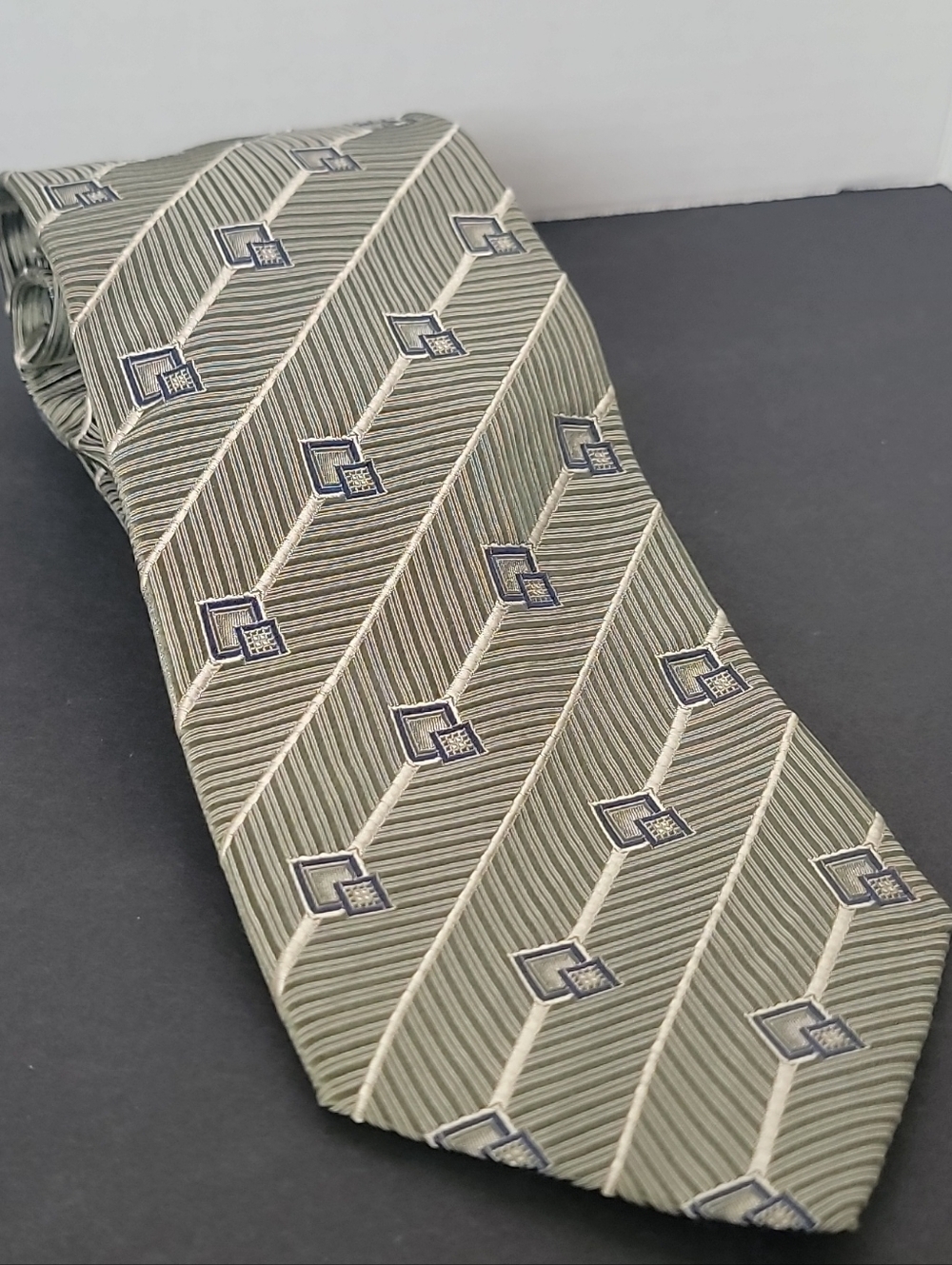 Serica Elite 100% Silk Italy. Olive Green Diagonal Geometric Tie